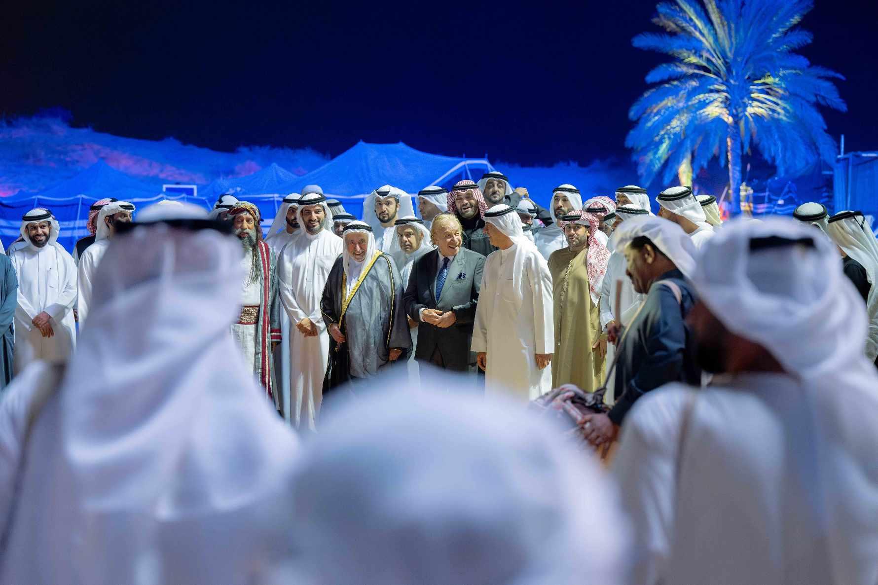 تفاعل جمهور مسرح الشارقة مع عرض مسرحية الرداء المخضّب بالدماء
