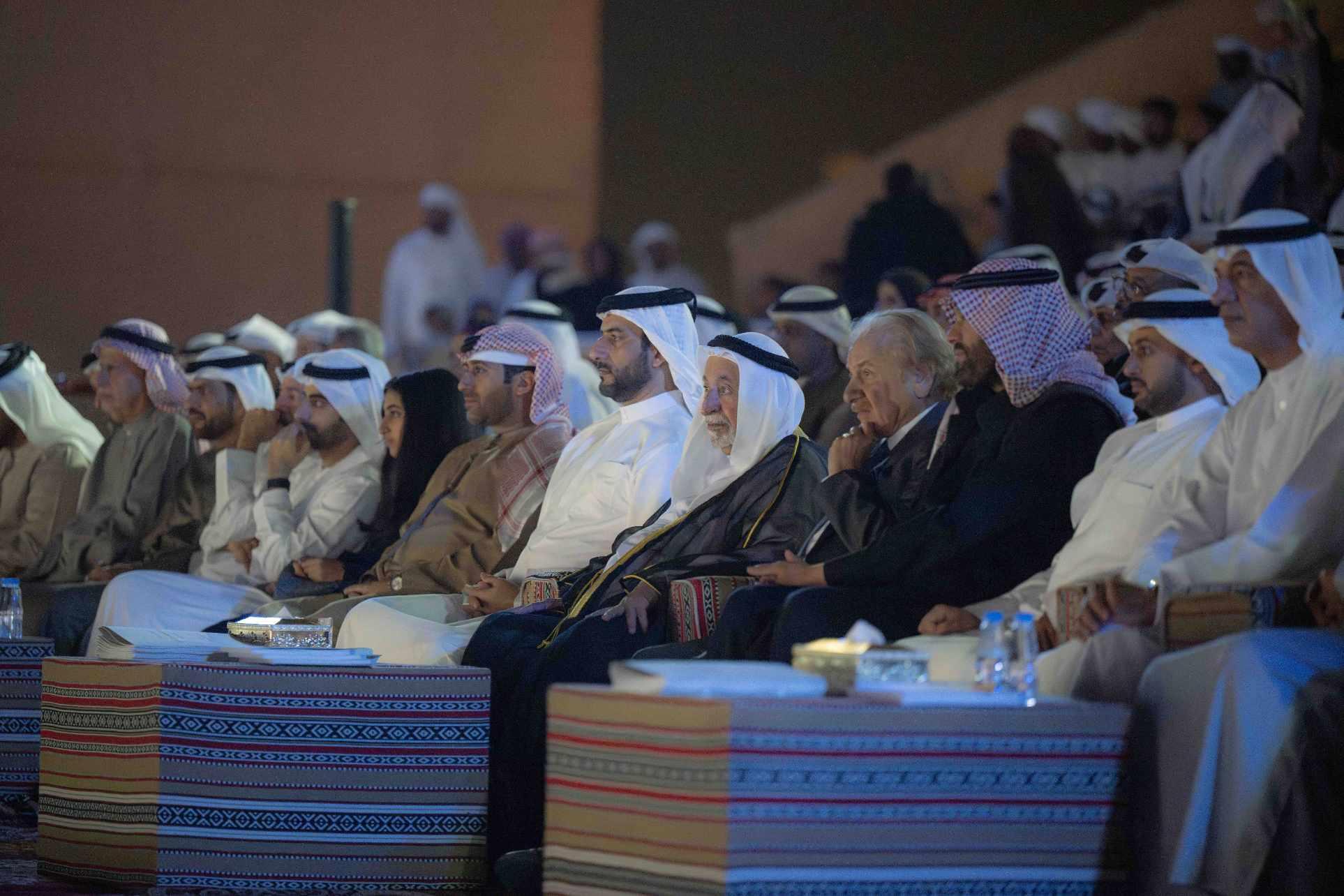 تفاعل جمهور مسرح الشارقة مع عرض مسرحية الرداء المخضّب بالدماء