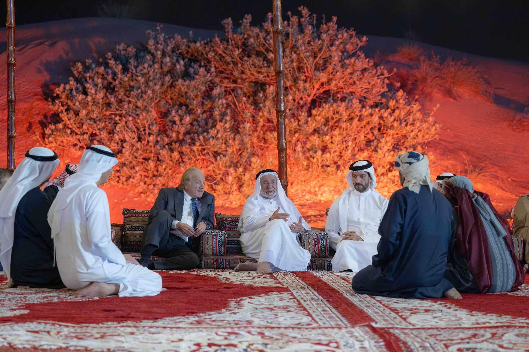 تفاعل جمهور مسرح الشارقة مع عرض مسرحية الرداء المخضّب بالدماء