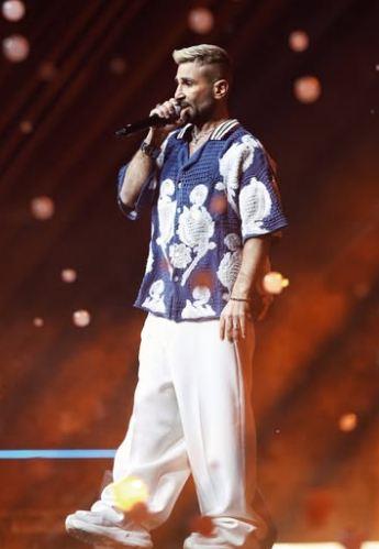 قميص زهرة اللوتس الفاخر: أحمد سعد يشعل أجواء حفله في موسم الكويت 2024