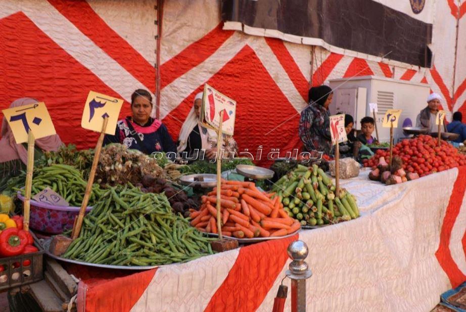  محافظ المنيا يفتتح سوق اليوم الواحد بمنطقة أبو هلال ضمن مبادرة " بداية "
