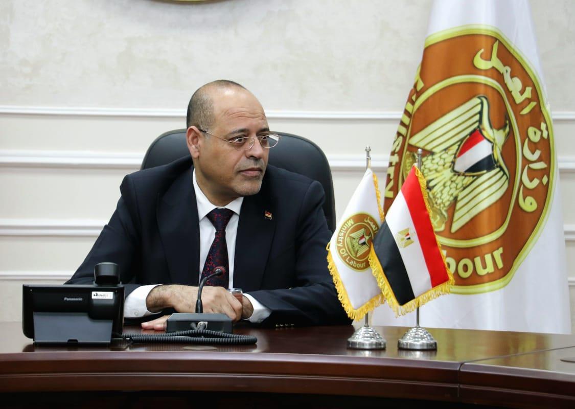 صرف التعويضات اللازمة ..وزير العمل يوجه بمتابعة حادثة عامل "سقالة" نقابة الصحفيين| صور