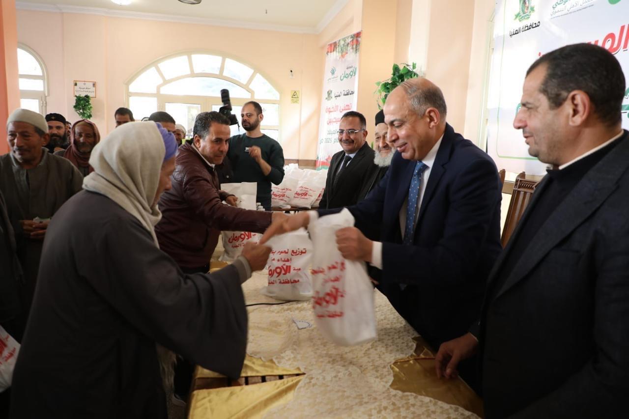 محافظ المنيا يهنئ الاخوة الأقباط ويوزع لحوماً بمناسبة عيد الميلاد المجيد