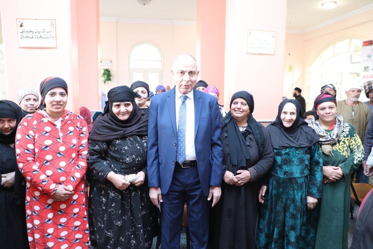 محافظ المنيا يهنئ الاخوة الأقباط ويوزع لحوماً بمناسبة عيد الميلاد المجيد