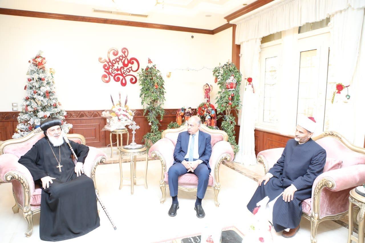 محافظ المنيا يهنئ الاخوة الأقباط ويوزع لحوماً بمناسبة عيد الميلاد المجيد
