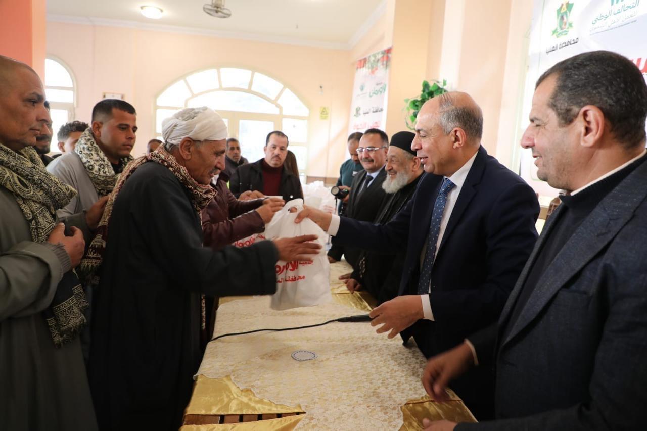 محافظ المنيا يهنئ الاخوة الأقباط ويوزع لحوماً بمناسبة عيد الميلاد المجيد