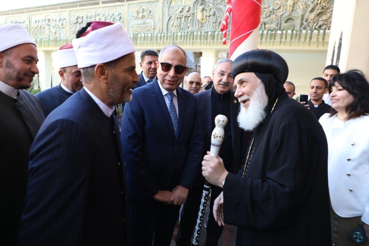 محافظ المنيا يهنئ الاخوة الأقباط ويوزع لحوماً بمناسبة عيد الميلاد المجيد