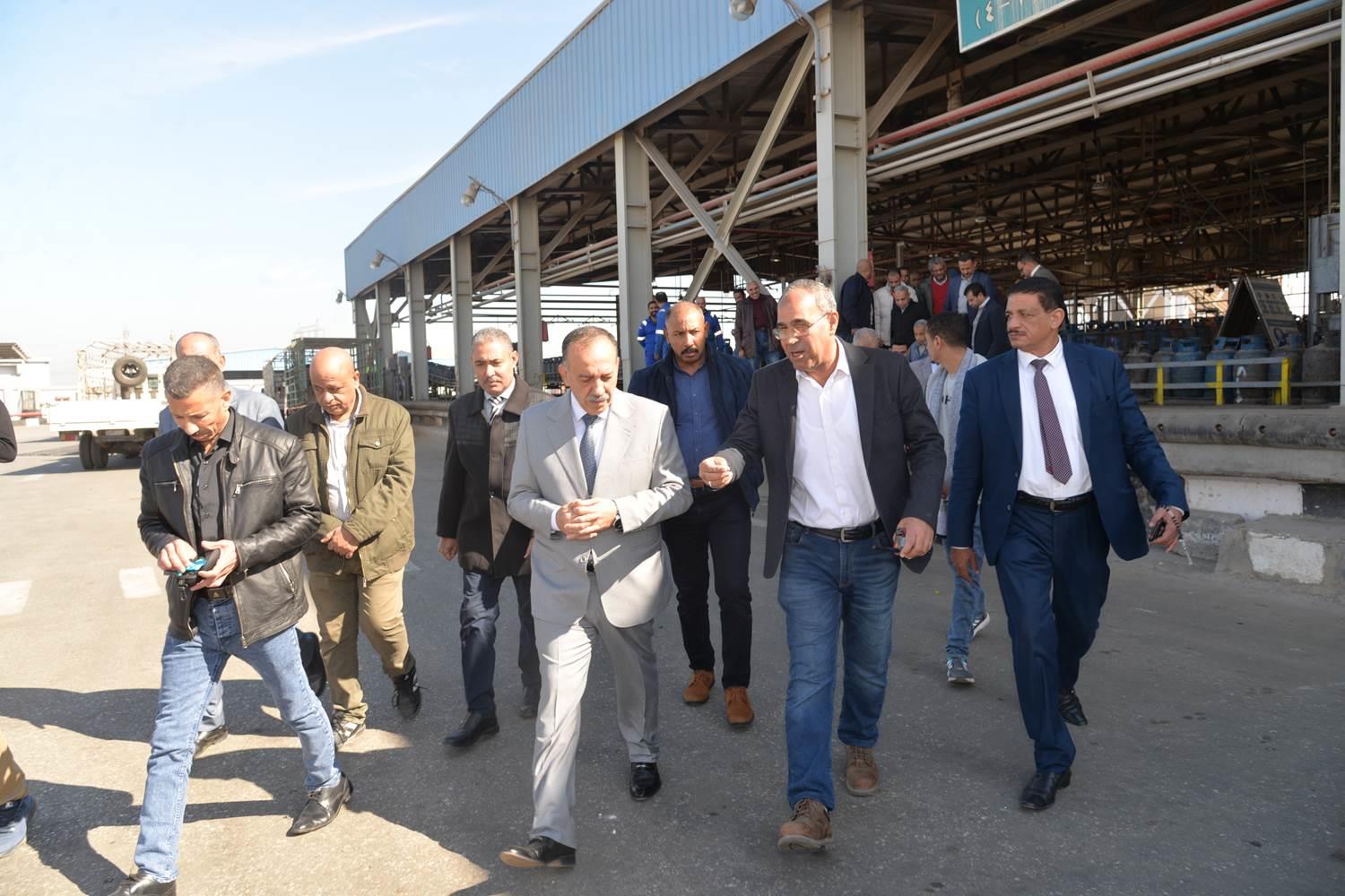 محافظ أسيوط يوجه مصنع تعبئة أسطوانات البوتاجاز بزيادة الإنتاج لـ 73 ألف أسطوانة يومياً