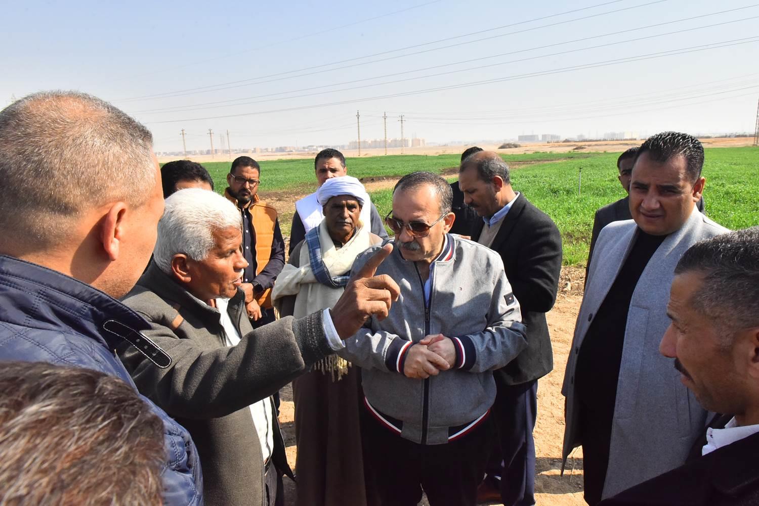 محافظ أسيوط يتفقد زراعة 150 فدان من محصول القمح بمزرعة الوادي الأسيوطي| صور