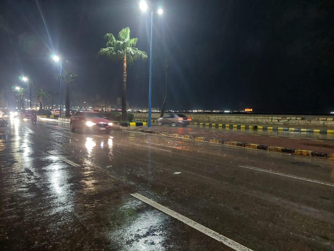 بالصور-  هطول أمطار "الغطاس" على الإسكندرية.. والصرف الصحي يتدخل