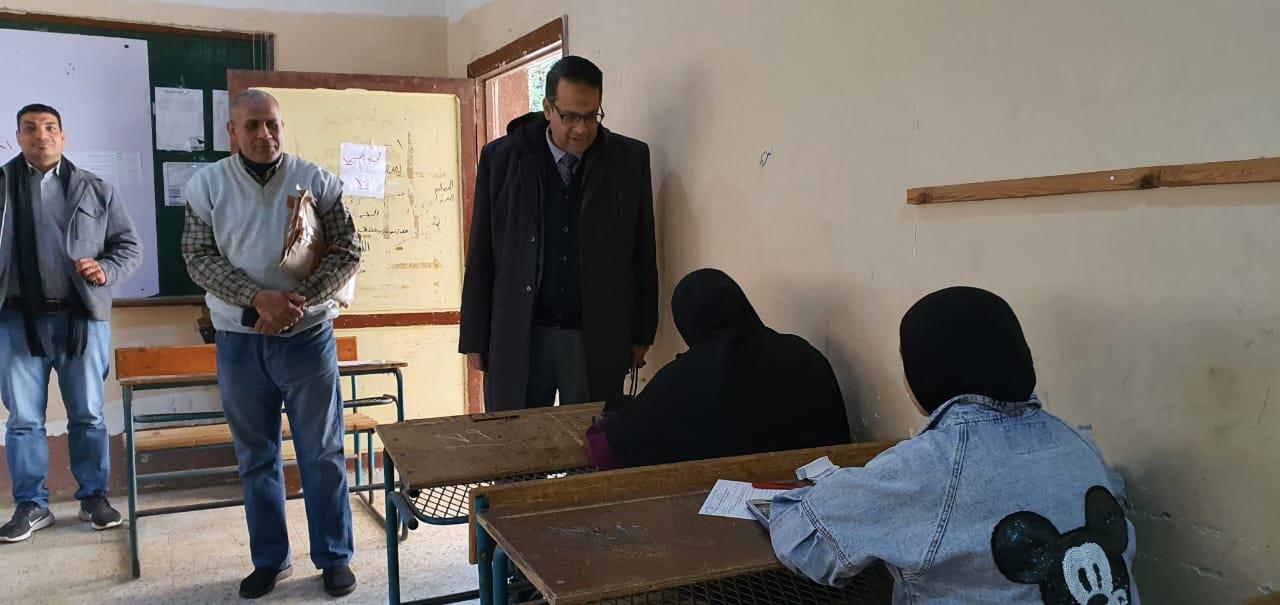 بالصور وكيل وزارة التربية والتعليم بالغربية يتفقد امتحانات الشهادة الإعدادية بمدارس إدارة بسيون 