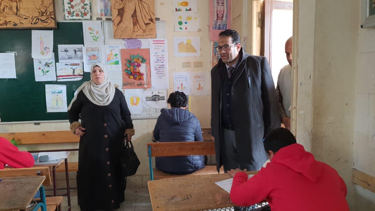 بالصور وكيل وزارة التربية والتعليم بالغربية يتفقد امتحانات الشهادة الإعدادية بمدارس إدارة بسيون 