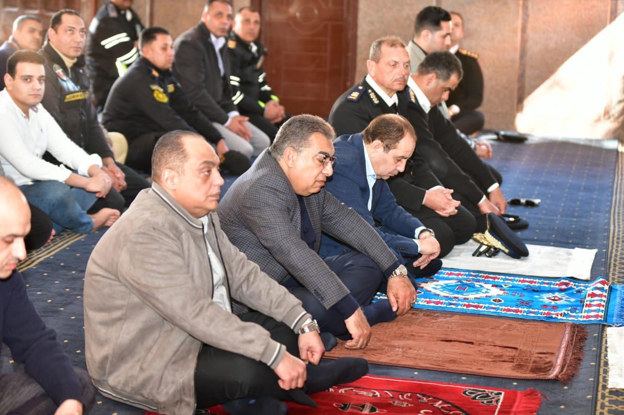 محافظ الدقهلية يؤدى صلاة الجمعة بمسجد معسكر قوات الأمن بسندوب