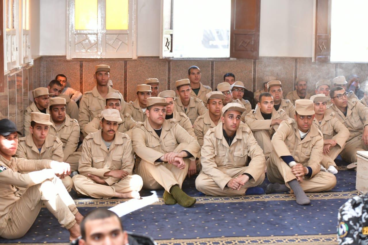 محافظ الدقهلية يؤدى صلاة الجمعة بمسجد معسكر قوات الأمن بسندوب