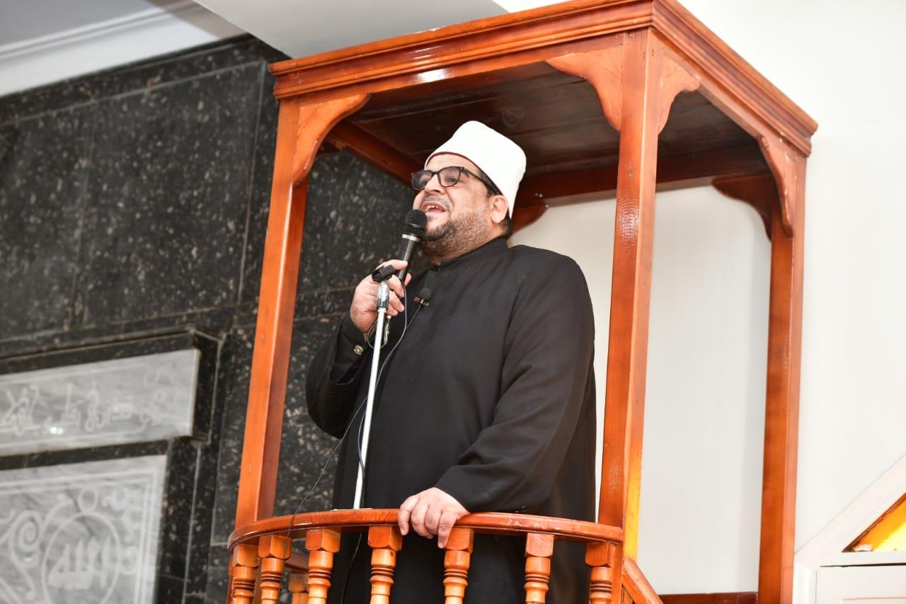 محافظ الدقهلية يؤدى صلاة الجمعة بمسجد معسكر قوات الأمن بسندوب