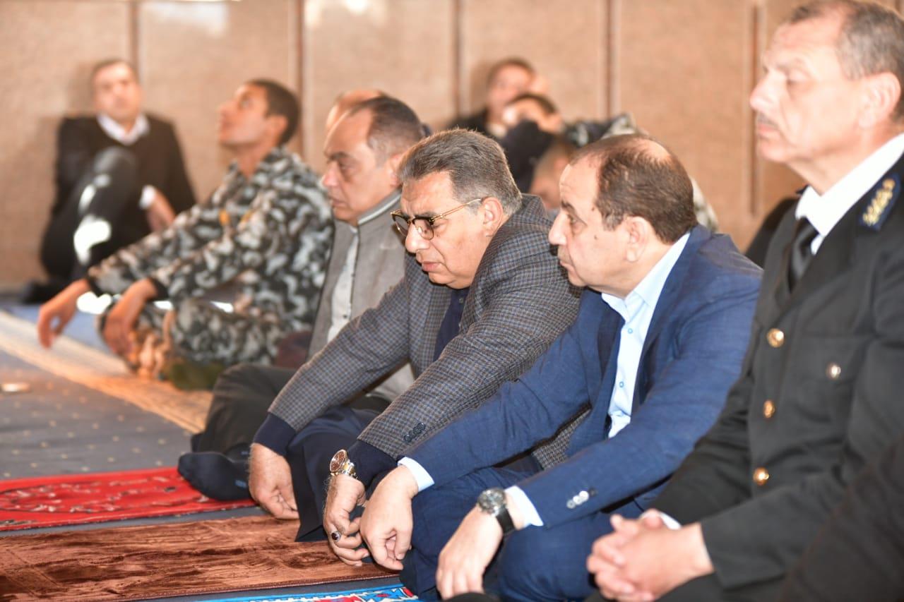 محافظ الدقهلية يؤدى صلاة الجمعة بمسجد معسكر قوات الأمن بسندوب