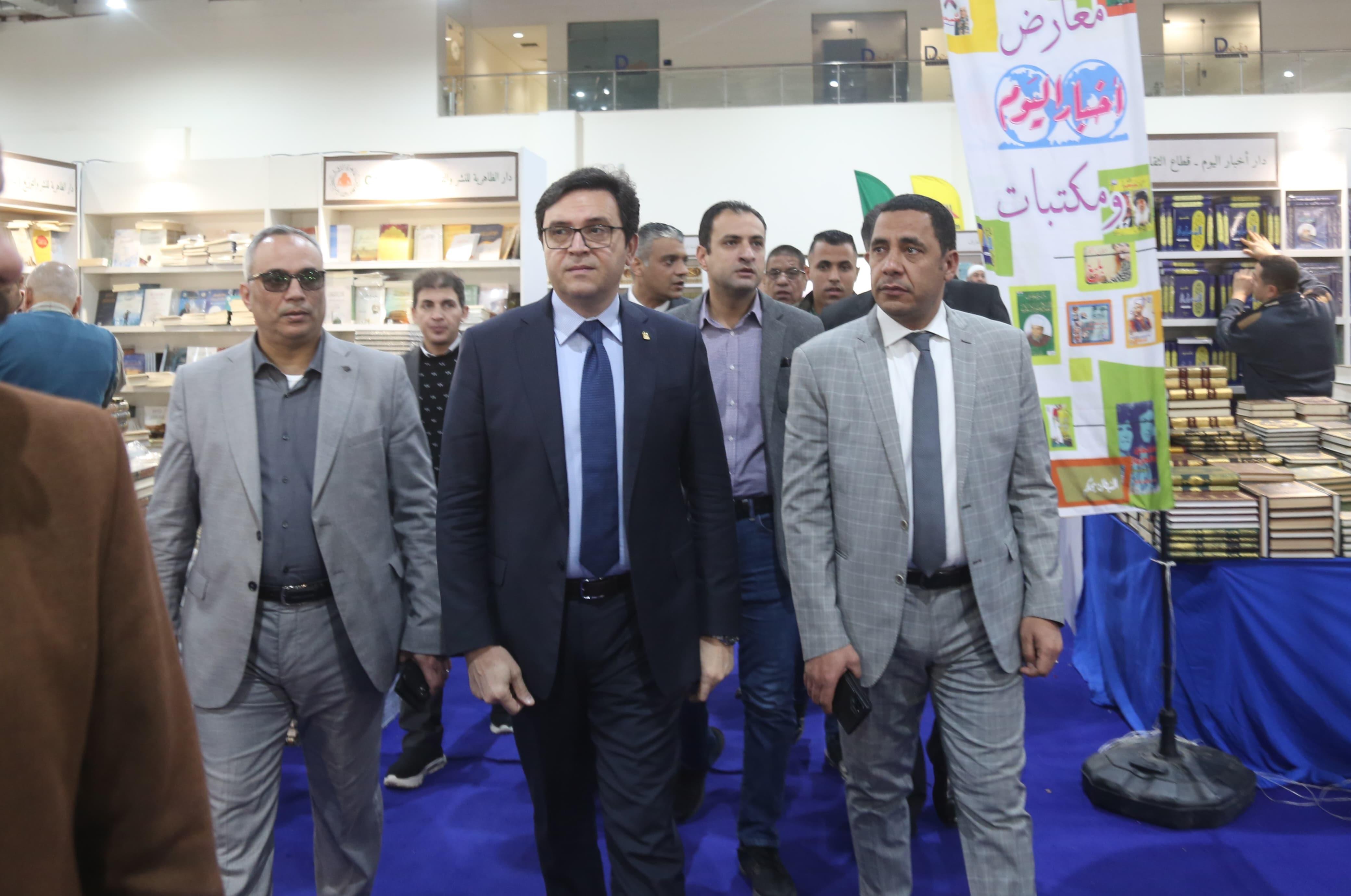 معرض الكتاب.... هام جولة الوزير