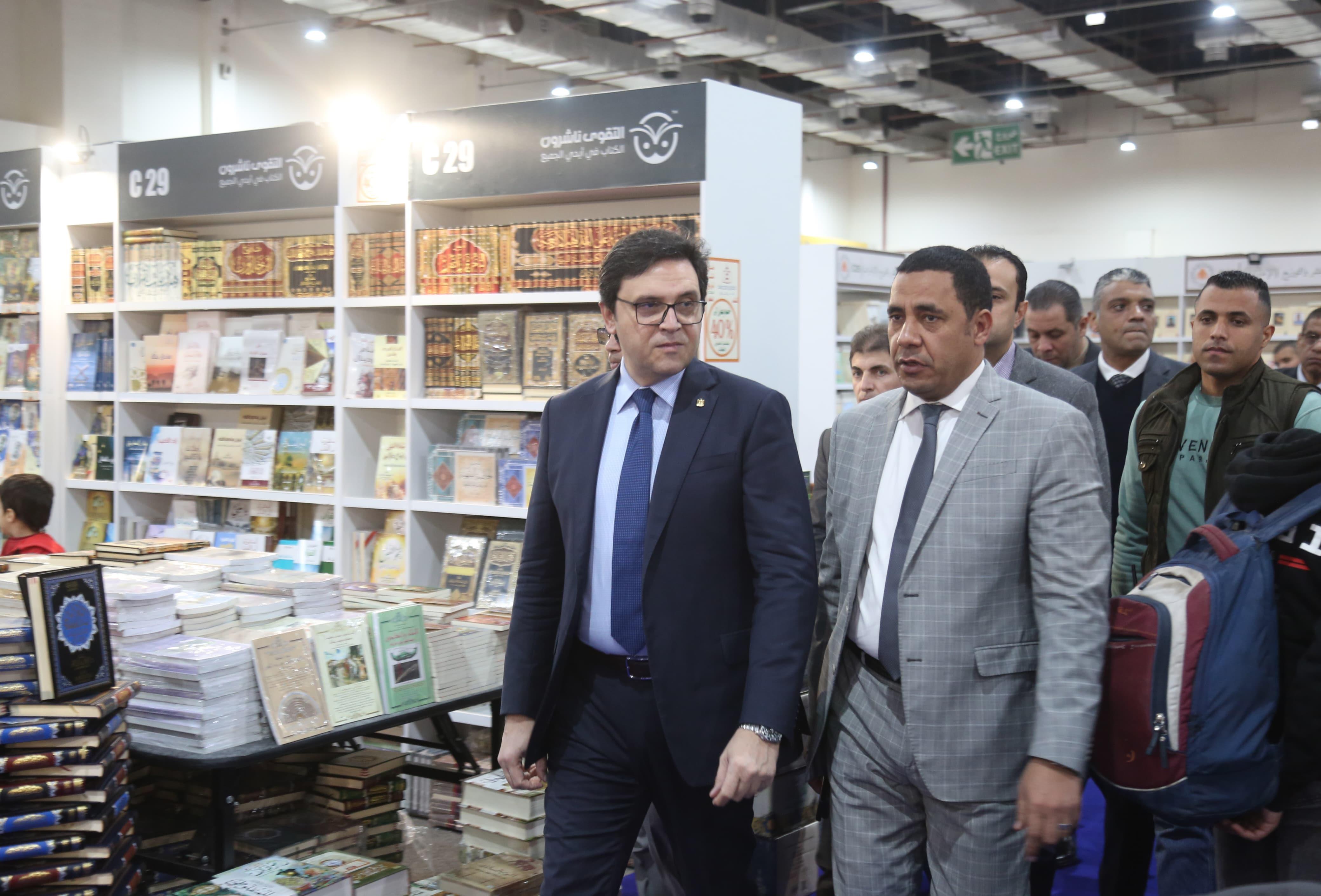 معرض الكتاب.... هام جولة الوزير