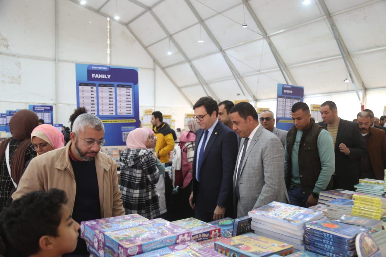 معرض الكتاب.... هام جولة الوزير