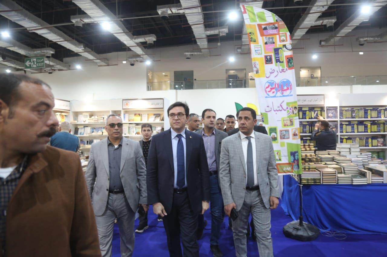 معرض الكتاب.... هام جولة الوزير