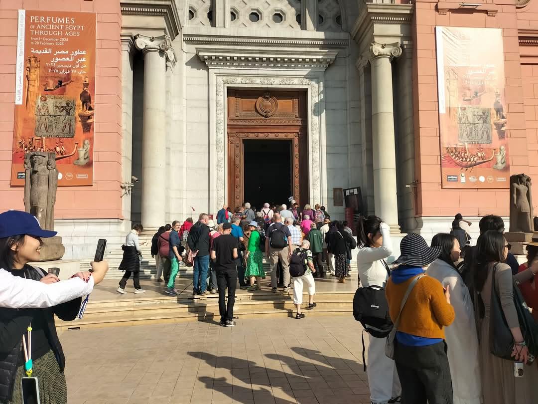 شاهد الحضارة تتجلى: المتحف المصري بالتحرير يشهد زيادة في إقبال الزوار الأجانب اليوم‎