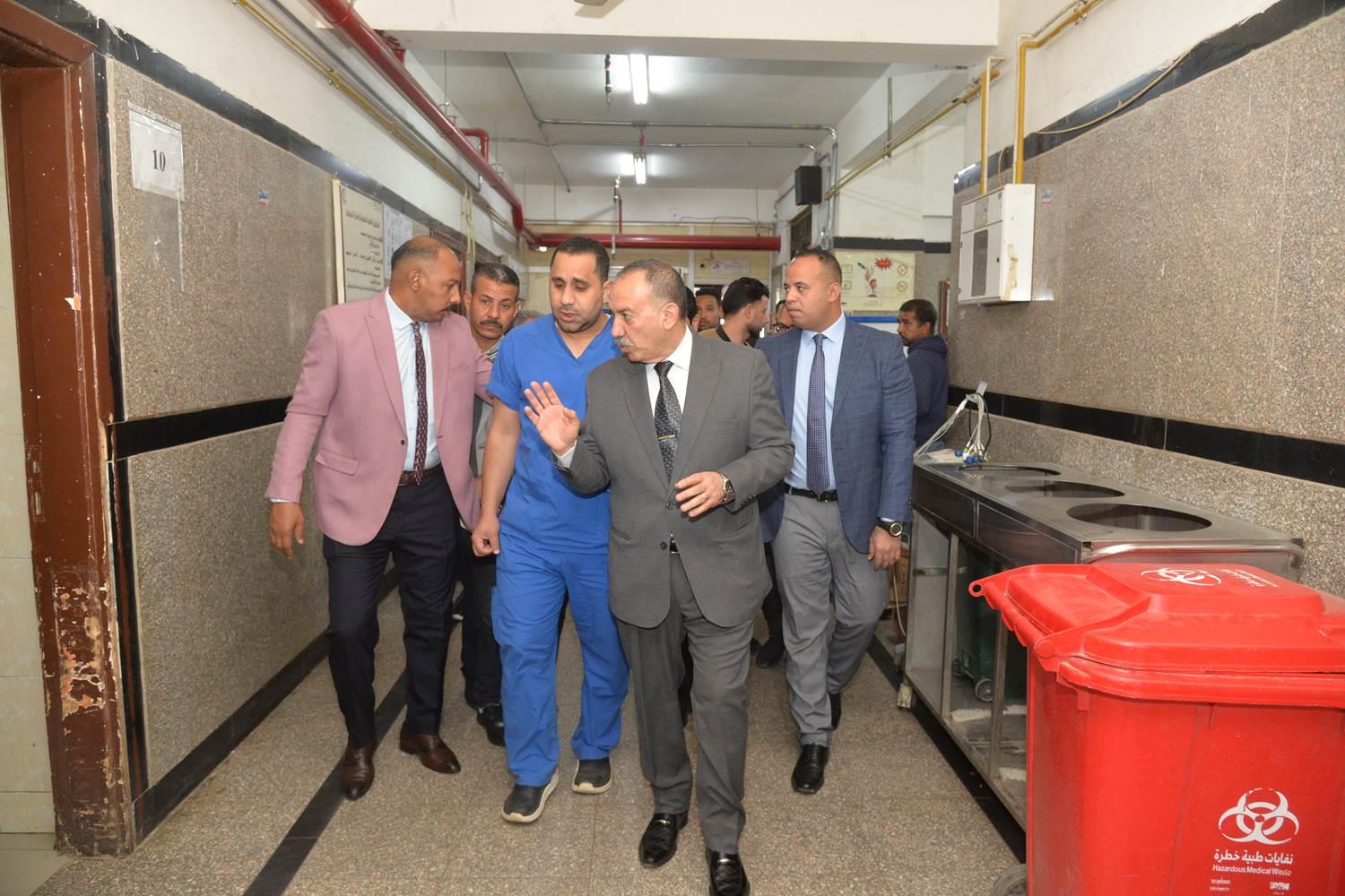 محافظ أسيوط يفاجئ العاملين بمستشفى الإيمان العام للوقوف على مستوى الخدمات 