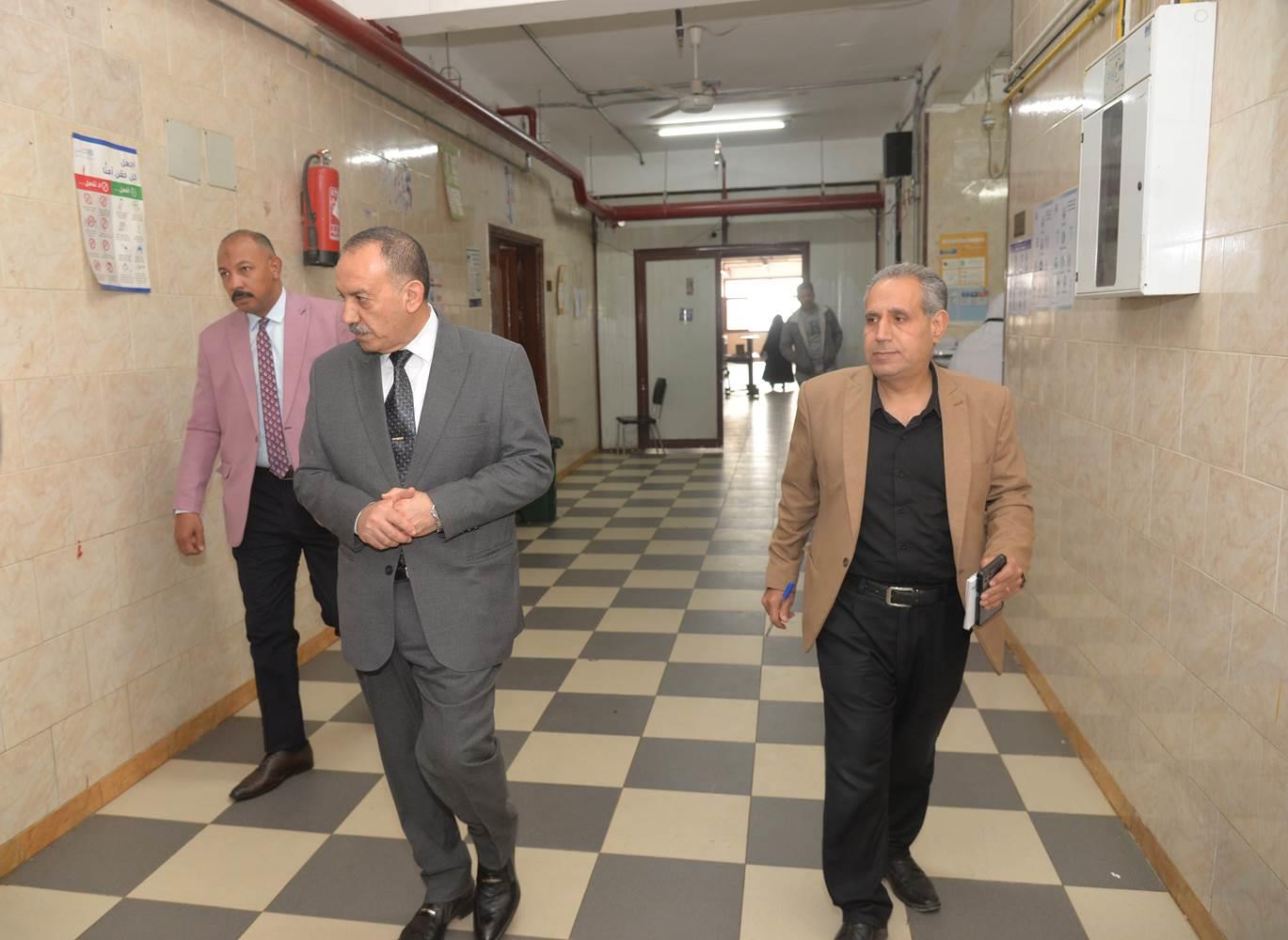 محافظ أسيوط يفاجئ العاملين بمستشفى الإيمان العام للوقوف على مستوى الخدمات 