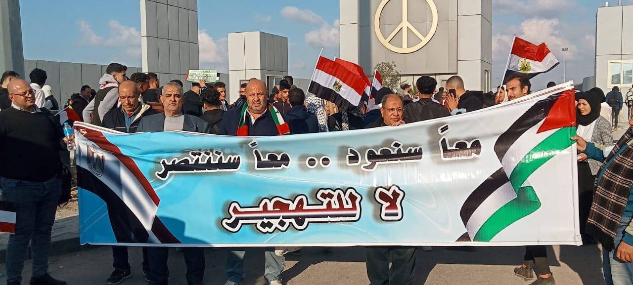 أهالي كفر الشيخ من  معبر رفح: نؤيد قرارات الرئيس السيسي.. لا التهجير| صور 