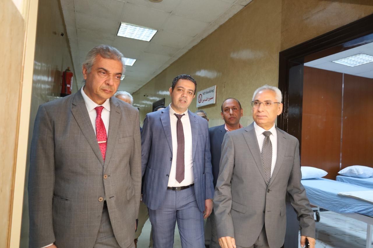 الدكتور عصام فرحات رئيس جامعة المنيا خلال الافتتاح