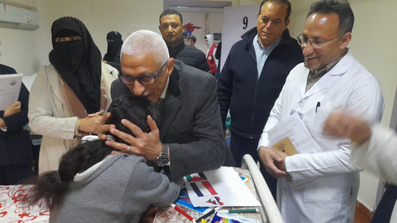 محافظ شمال سيناء يزور الجرحي الفلسطينيين بمستشفى العريش| صور