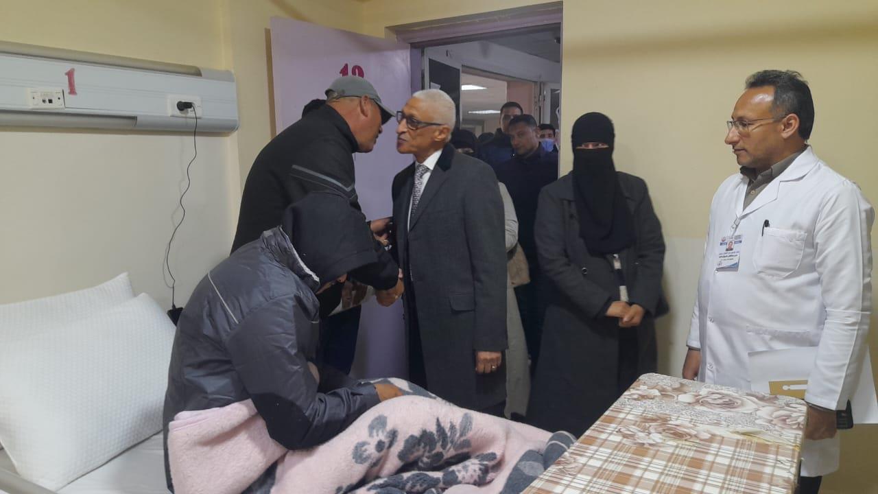 محافظ شمال سيناء يزور الجرحي الفلسطينيين بمستشفى العريش| صور