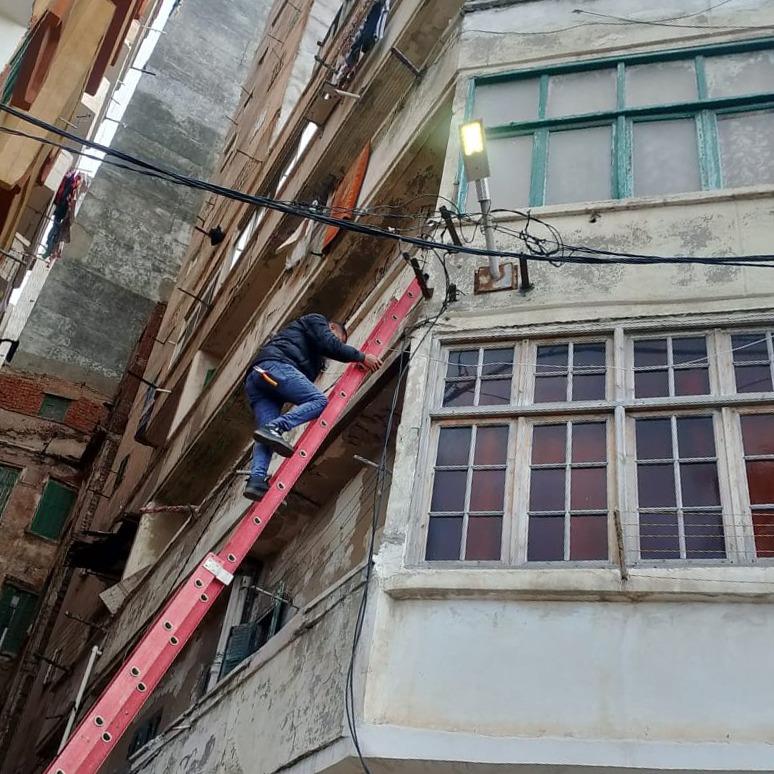 رفع كفاءة الإضاءة العامة وتجديد الكابلات المتهالكة بأحياء الإسكندرية