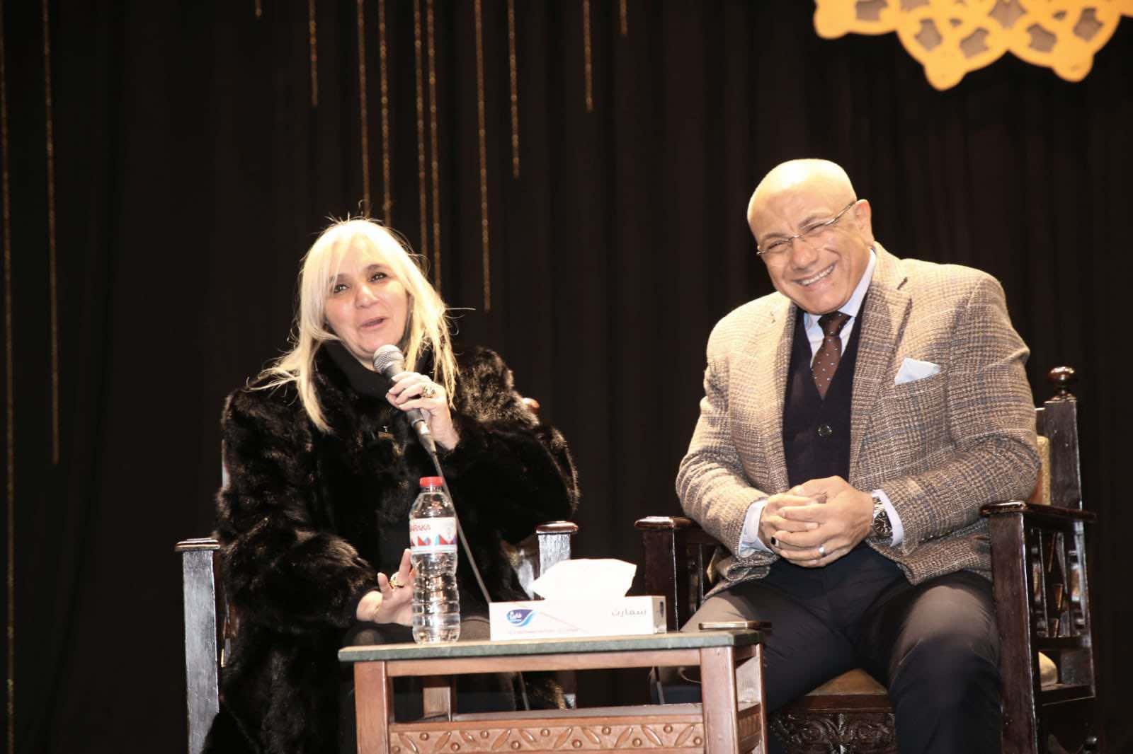  رئيسة الأوبرا تكرم عدداً من العاملين المتميزين 