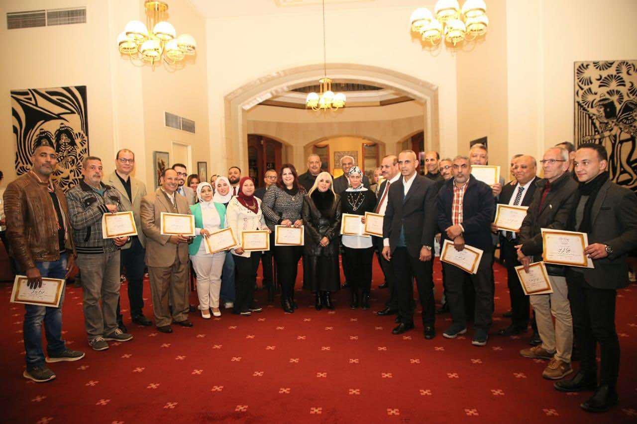  رئيسة الأوبرا تكرم عدداً من العاملين المتميزين 