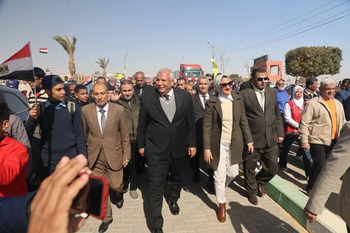 محافظ الوادي الجديد يدشن انطلاق قوافل المساعدات المتجهة إلى غزة|صور