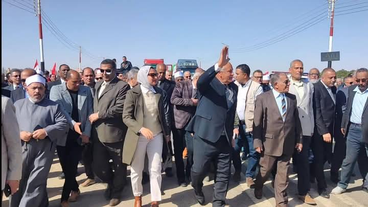 محافظ الوادي الجديد يدشن انطلاق قوافل المساعدات المتجهة إلى غزة|صور
