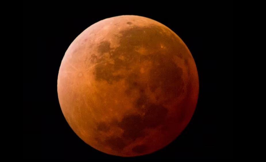  الخسوف الجزئي للقمر الدموي يضيء سماء المملكة المتحدة| صور وفيديو