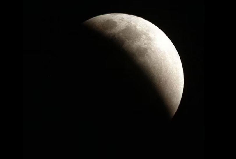  الخسوف الجزئي للقمر الدموي يضيء سماء المملكة المتحدة| صور وفيديو
