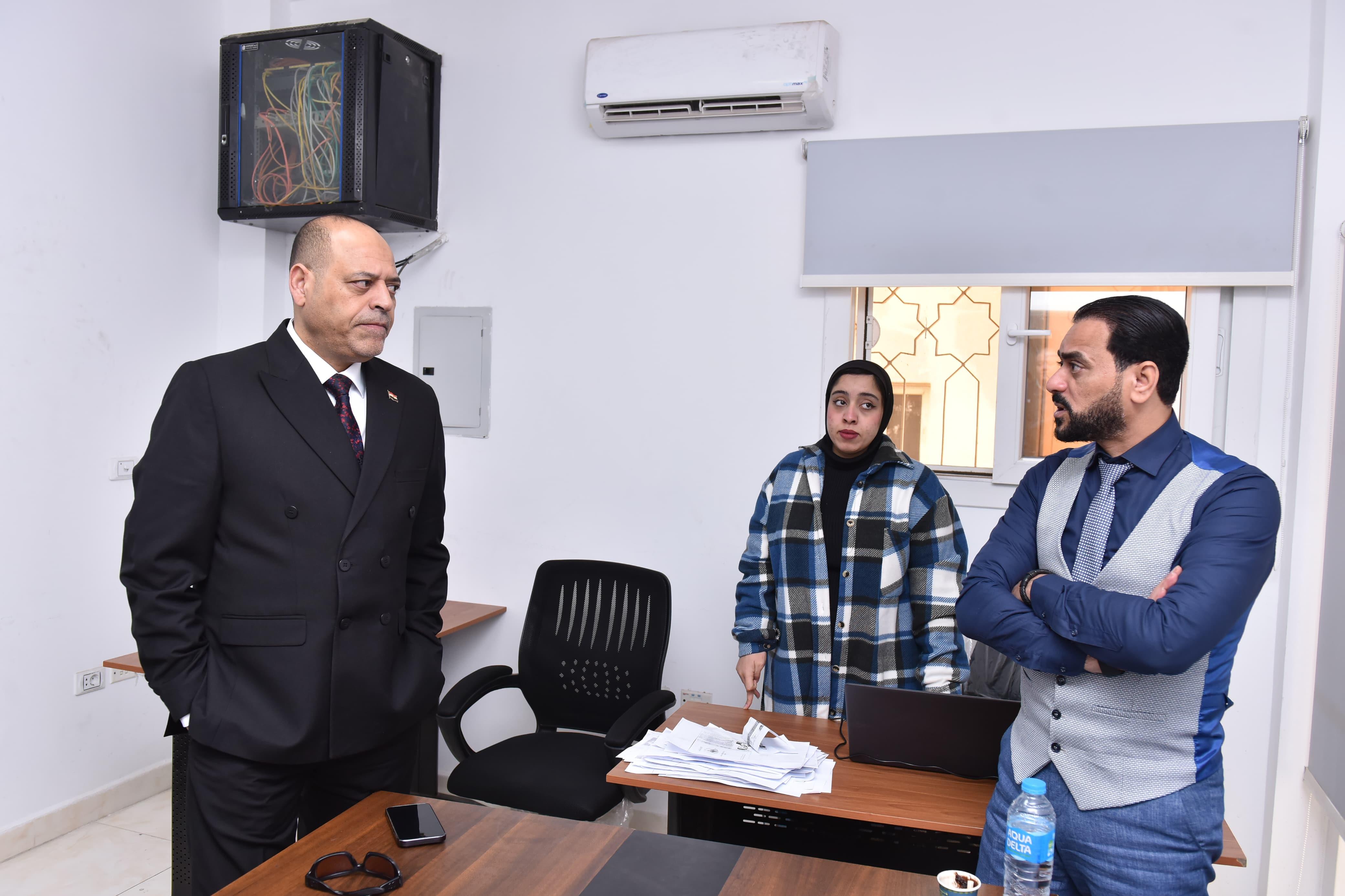 .براتب 9000 درهم .. وزير العمل يشهد اختبارات مرشحين لوظائف الإمارات 
