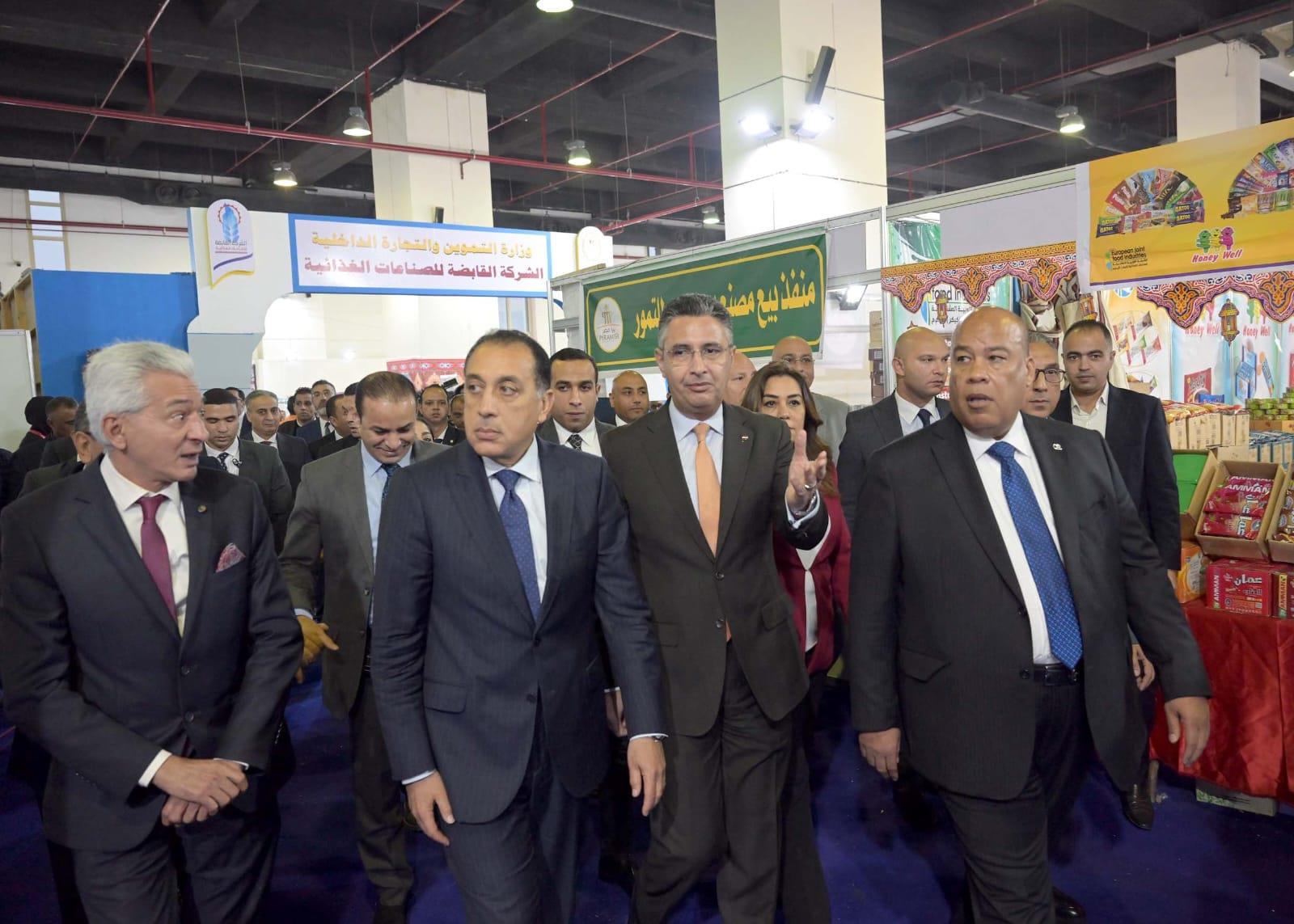 الدكتور مصطفى مدبولي، رئيس مجلس الوزراء خلال الجولة بمعرض الرئيسي "أهلاً رمضان 2025"