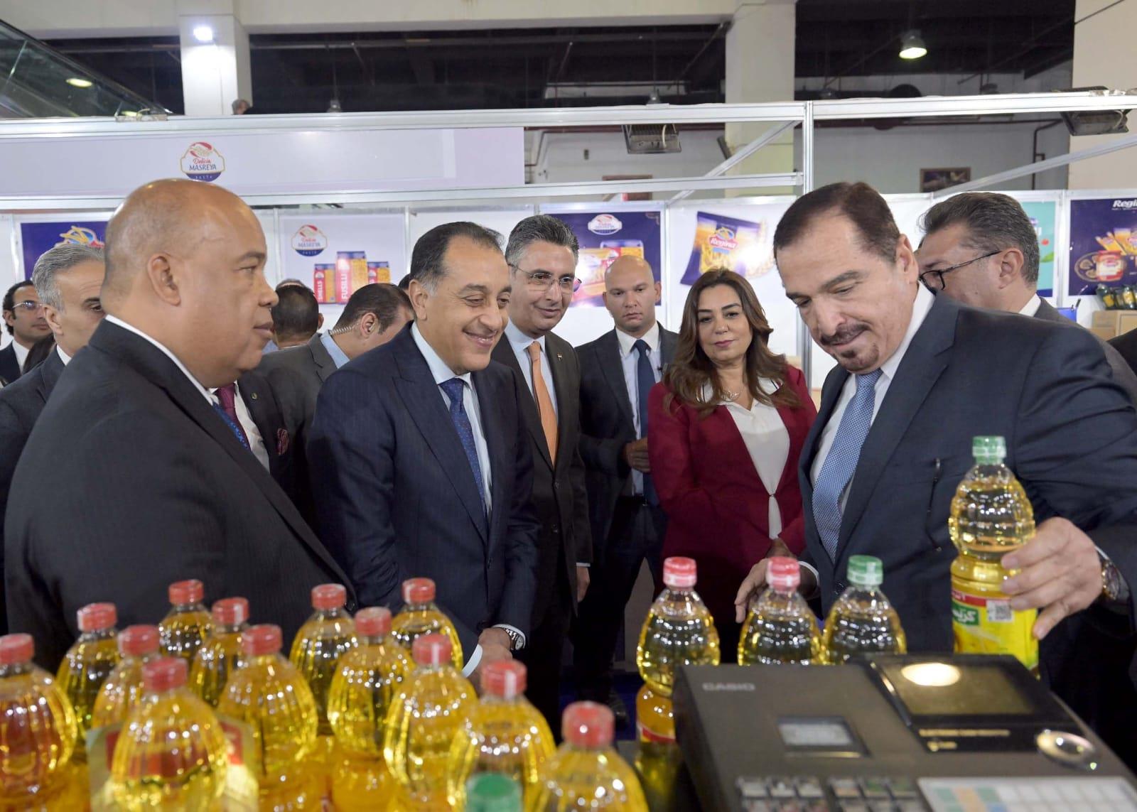 الدكتور مصطفى مدبولي، رئيس مجلس الوزراء خلال الجولة بمعرض الرئيسي "أهلاً رمضان 2025"