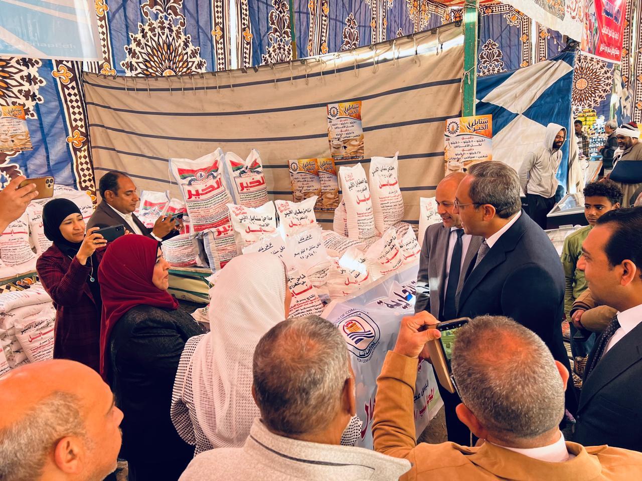 الدكتور خالد عبدالحليم، محافظ قنا، يفتتح معرض «أهلاً رمضان»
