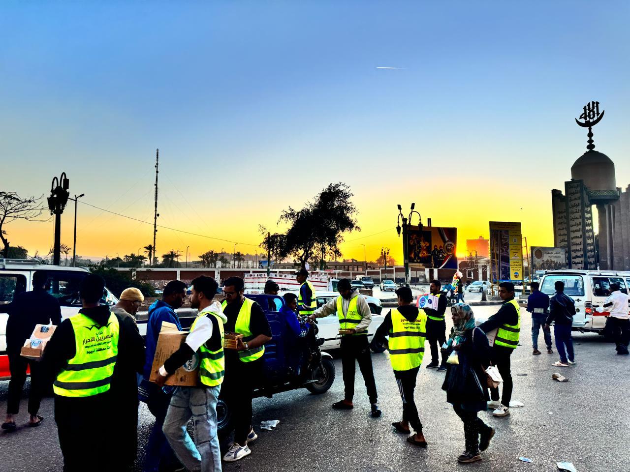 حزب المصريين الأحرار بأسيوط ينظم حملة إفطار صائم بالمداخل العامة‎