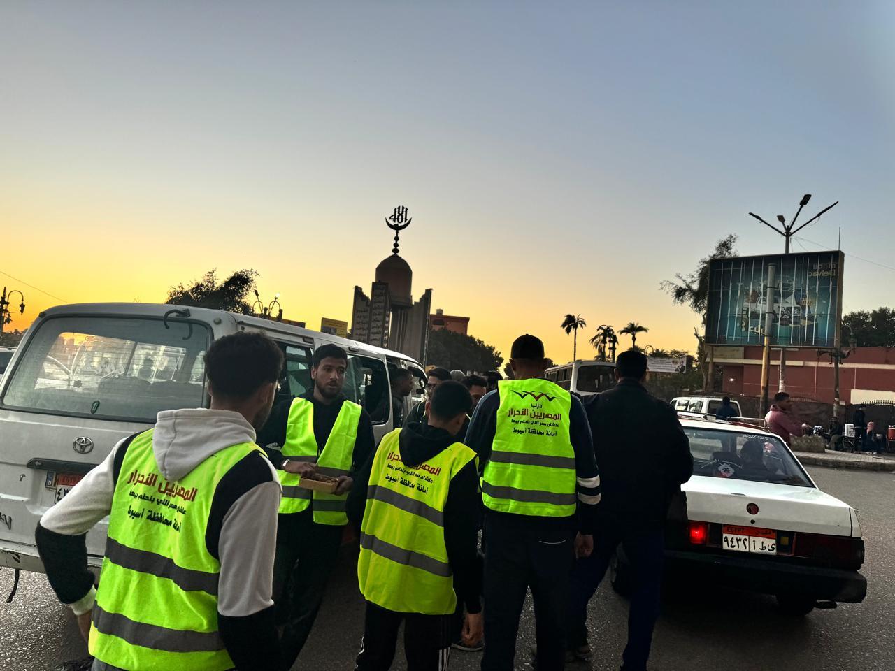 حزب المصريين الأحرار بأسيوط ينظم حملة إفطار صائم بالمداخل العامة‎