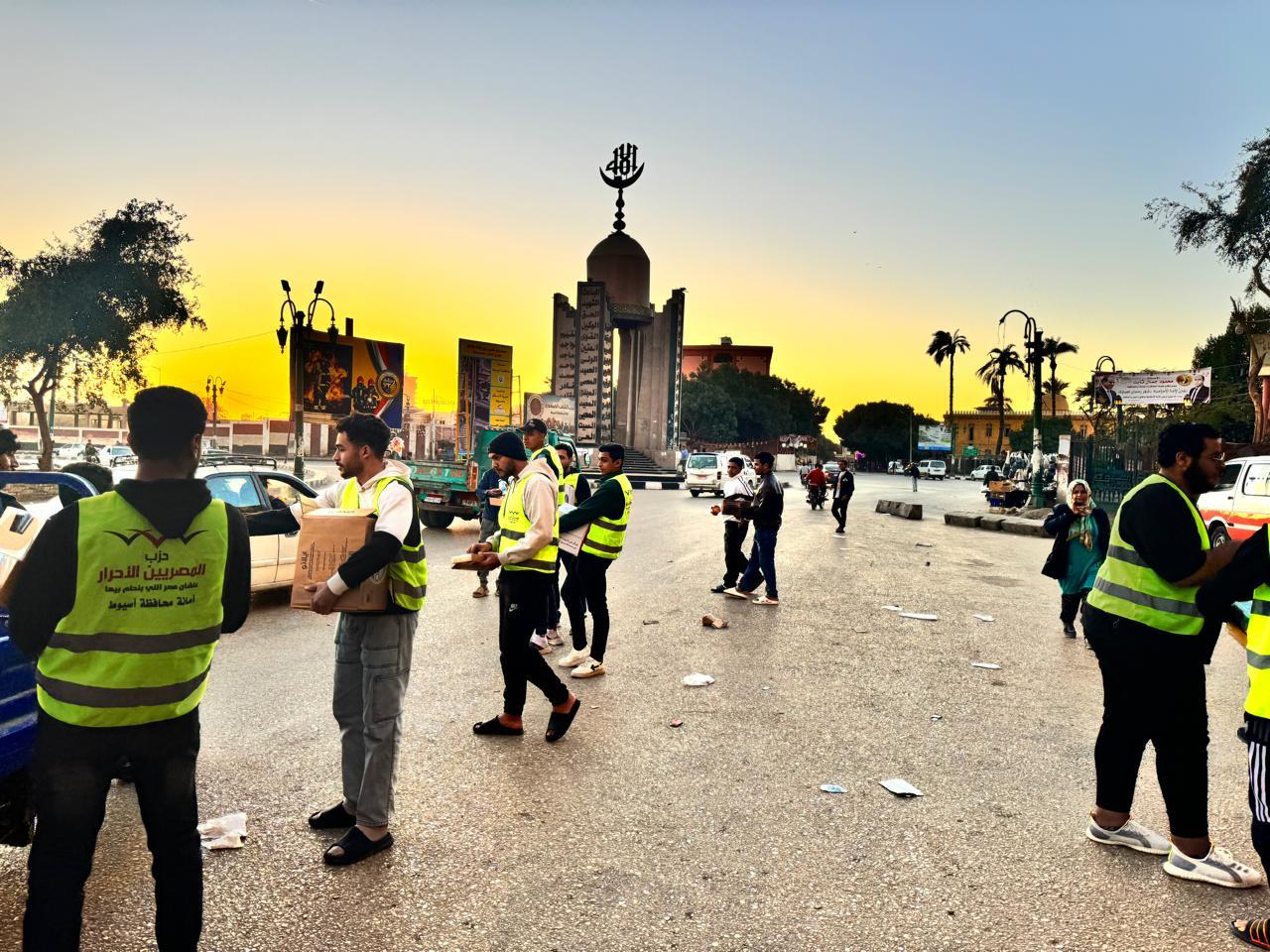 حزب المصريين الأحرار بأسيوط ينظم حملة إفطار صائم بالمداخل العامة‎