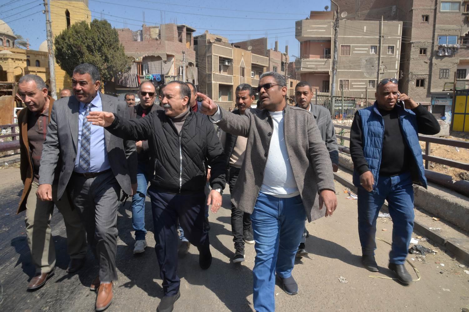 حافظ أسيوط يتفقد رصف بعض الشوارع وتوسعة الكورنيش ومدخل البداري بتكلفة 93 مليون جنيه‎