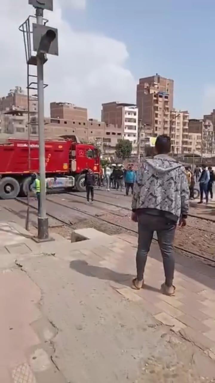 صور من واقعة تعطل سيارة نقل علي شريط السكة الحديد 