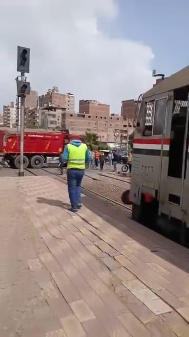 صور من واقعة تعطل سيارة نقل علي شريط السكة الحديد 
