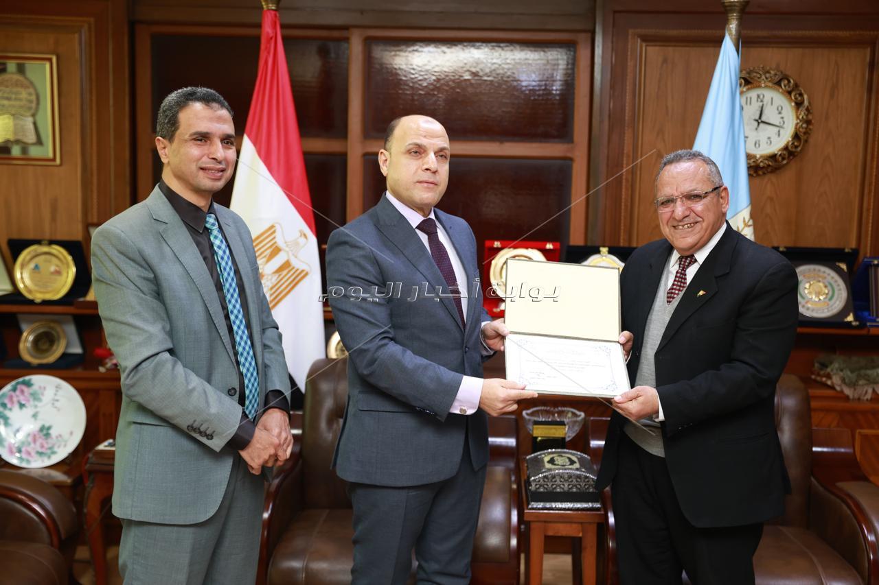 محافظ كفر الشيخ يكرم الفائزين بالمركز الأول على مستوى الجمهورية بمسابقات التربية والتعليم