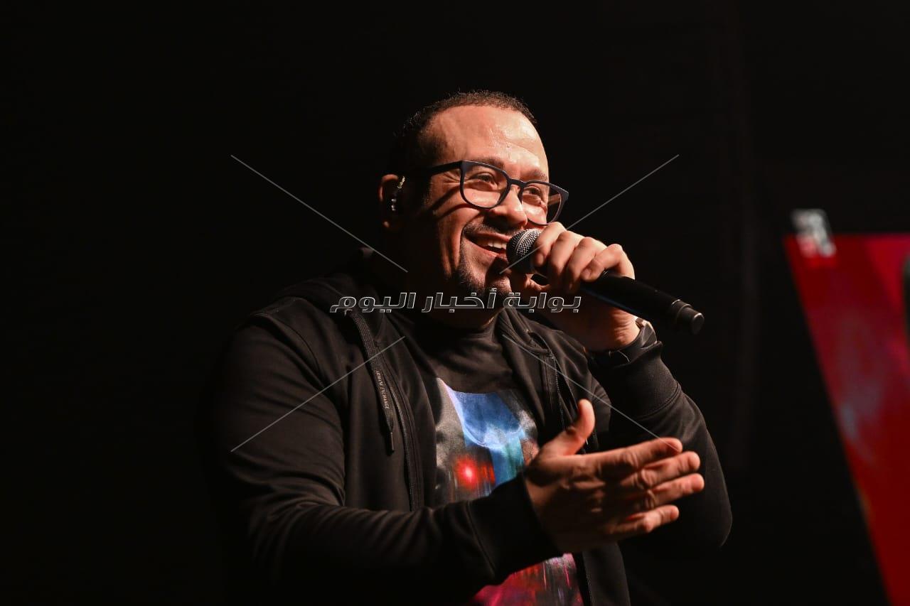 هشام عباس يتألق فى سهرة رمضانية على طريق السويس